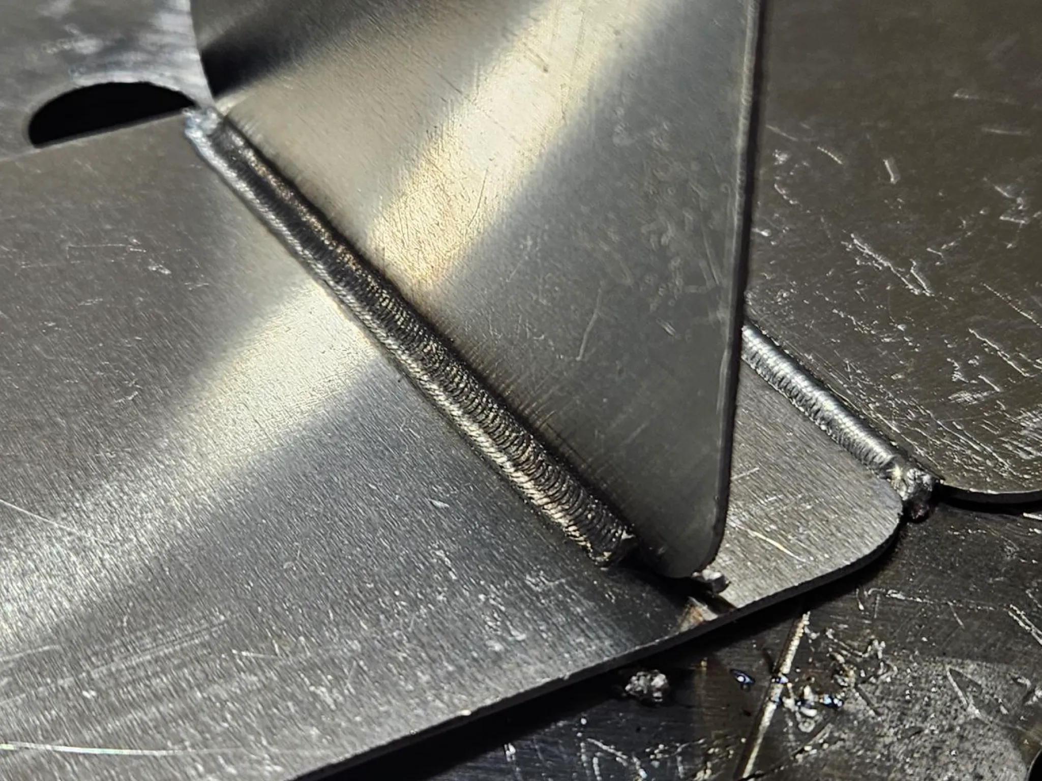 Тавровый сварной шов соединяющий две металлические детали под прямым углом